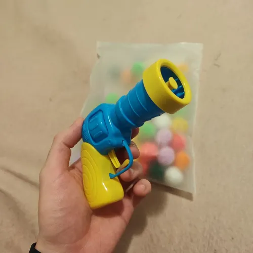 Lançador de bolas de brinquedo para gatos