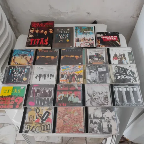 Kit cds , dvds e um livro da banda de rock titas