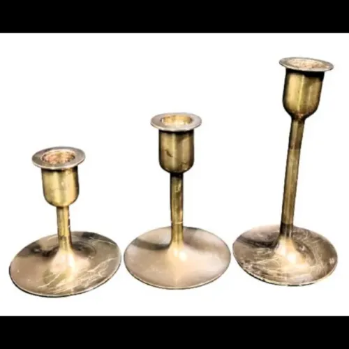  Trio Castiçais Tamanhos distintos bronze dourado corpo cilíndrico apoia base circular