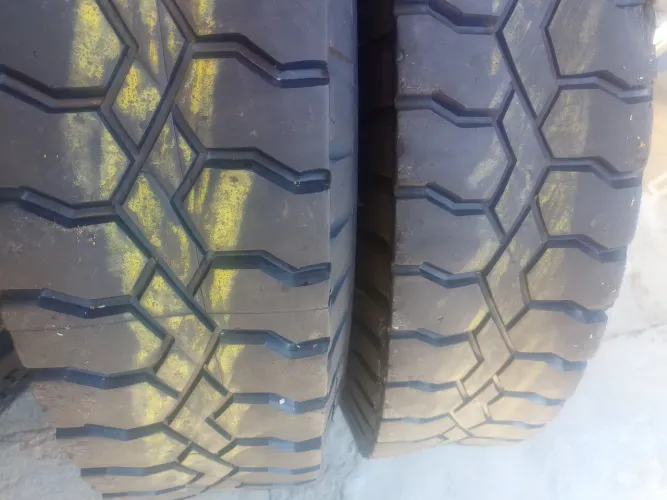 Vendo 2 pneus 900x20 usados bons. Para trazeira