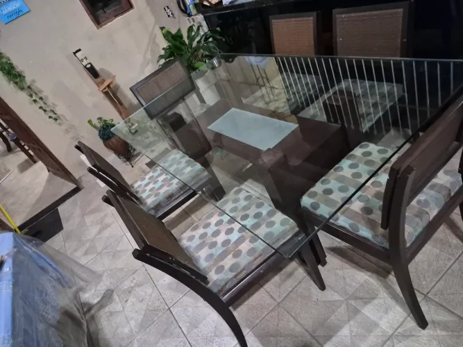Jogo de mesa com cadeiras, vidro de 15mm, entrego.