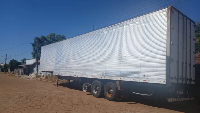 Carreta rebaixada ano 2000 faquinni