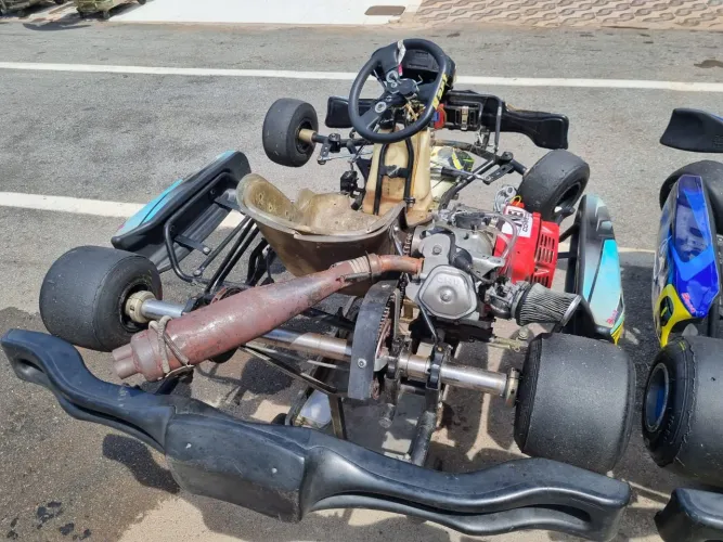 kart f400 motor novo e chassi pecisando de reparo ,ano 2020 em boa condicões de uso