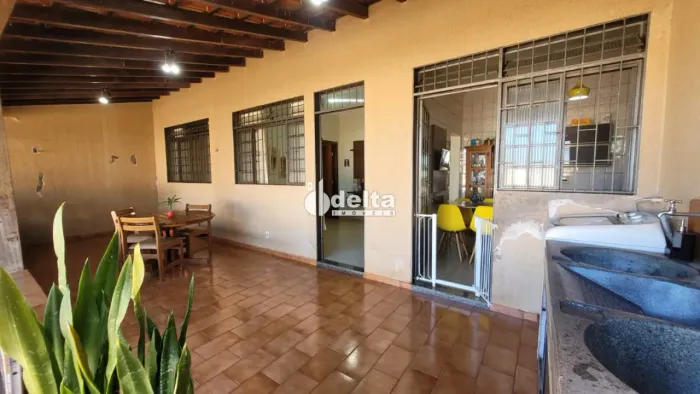 Casa com 1 quarto disponível para venda no bairro Santa Luzia em Uberlândia-MG