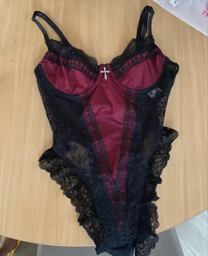 Body Gótico Preto e Vinho em Renda e Veludo com Cruz 