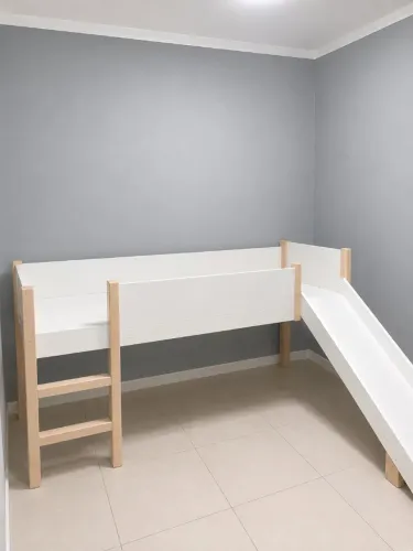 Cama infantil com escorregador Tok&Stok
