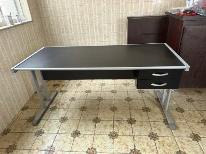 Mesa de escritório com gavetas