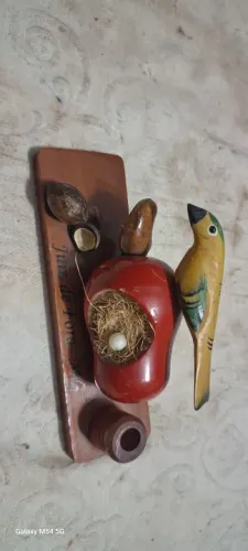 Decoração de madeira com pássaro e ovo