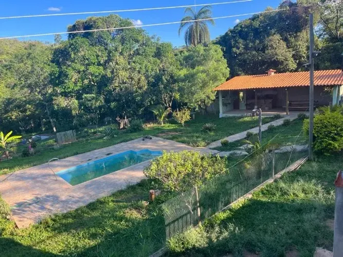 Sitio 20.000 m², casa, piscina, área gourmet, agua corrente, cisterna, poço artesiano.