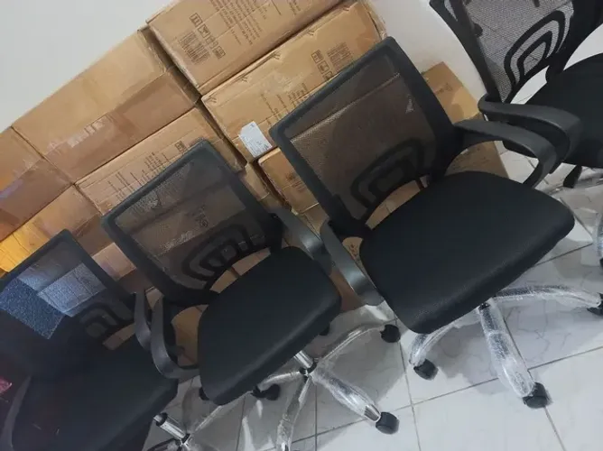 Cadeira de escritório giratoria preta 
