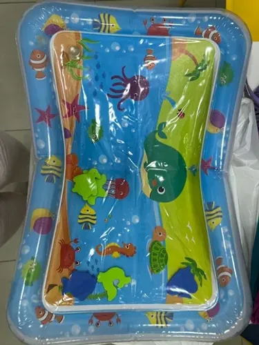 Tapete inflável com compartimento para colocar água 