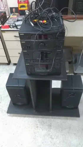 Aparelho de Som Sanyo, com tocadiscos, completo, perfeito estado. E outros.