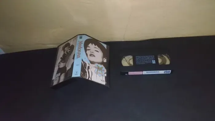 Madonna Fita Vhs, original, bom estado capa e fita. E outros.