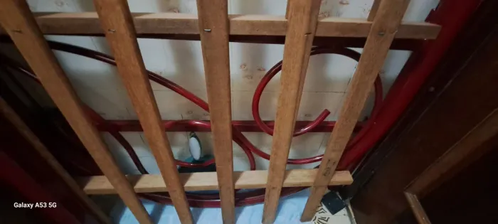 Cama de solteiro em ferro vinho