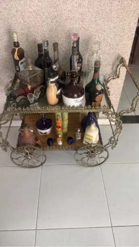 Carrinho de chá vintage em metal dourado