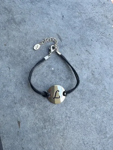 Pulseira com pingente com inicial L - Accessorize