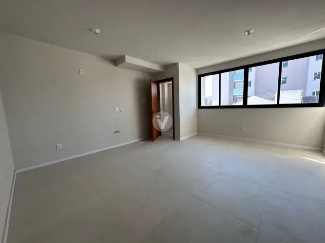 Sala comercial à venda, localizada entre as faixas, no centro de Camobi!