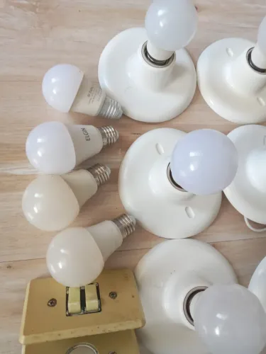 LOTE teclas tomadas lampadas spot ( usadas nao troco )para vir buscar preço