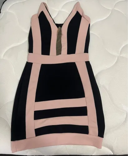 Vestido Bandage Preto com Detalhes Rosa