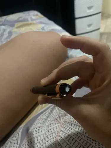 Caneta de luxo preta com detalhes dourados - inspirada na Montblanc