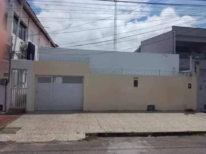 VENDO CASA, NA MELHOR LOCALIZAÇÃ, ( NORTE SHOPPING).VALOR: 300 MIL.
