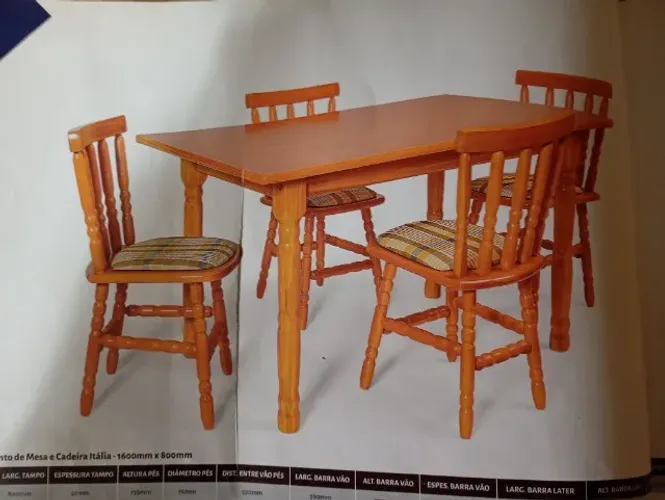 Mesa com quatro cadeiras