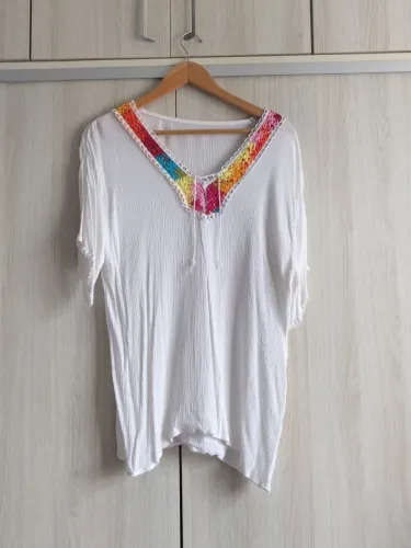 Blusa branca em crepe com detalhes coloridos em crochê