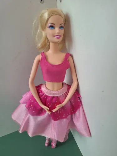 Boneca barbie sapatilhas mágicas 