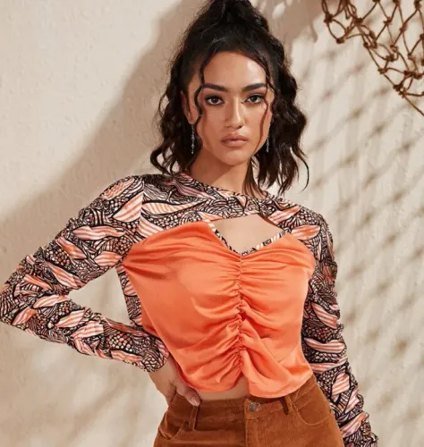 Blusa feminina com detalhe de cetim leve