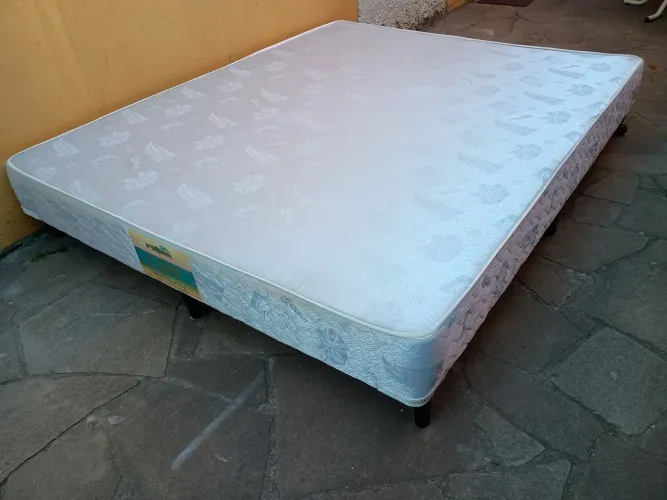 Base box tamanho Queen, com molas próprias.