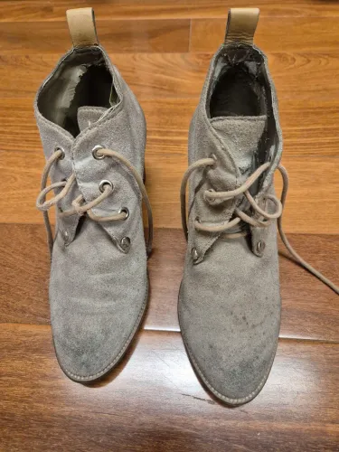 Bota de cano curto cinza