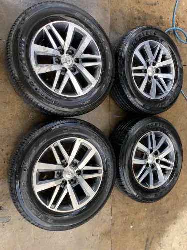 Rodas Hillux e sw4 aro 18+ pneus Bridgestone meia vida 