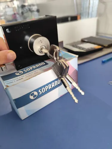 Fechadura soprano de sobrepor