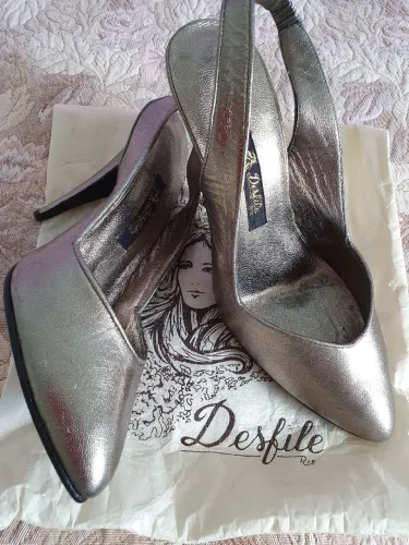 Sandália Salto Slingback Prateada Desfile