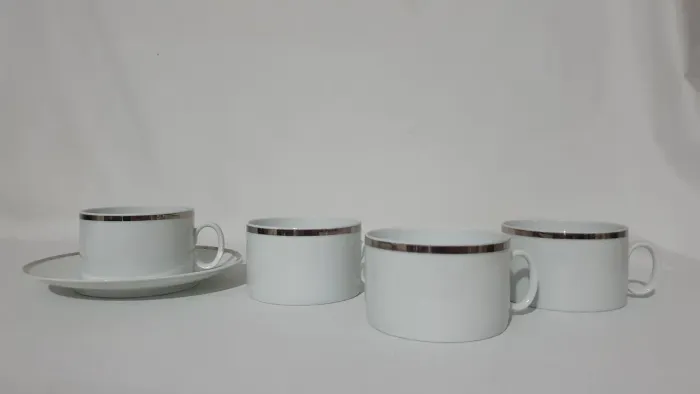 Lote de 4 xícaras e 1 pires de chá porcelana Renner Médaillon peças de reposição 