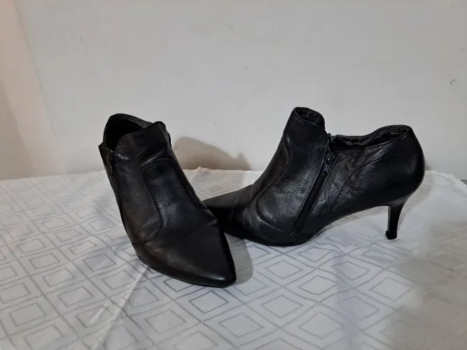 Botinha de couro preta salto fino