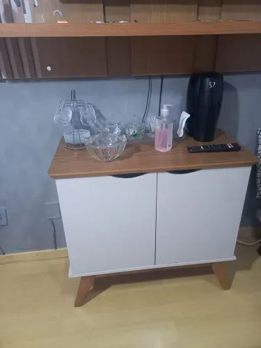 Rack de madeira com duas portas