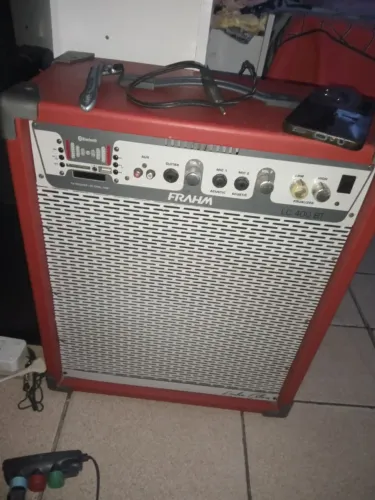 Vendo essa caixa amplificada tem 400w de potência em bom estado