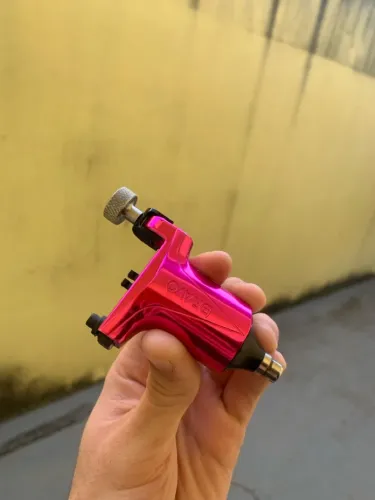 Kit tatuagem 2 Maquinas + bateria portatil+ cabos e fonte de brinde?