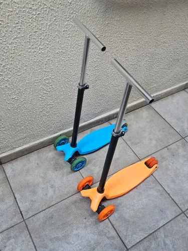 2 patinetes infantil laranja e azul com regulagem de altura