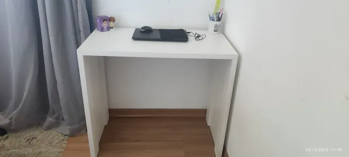 Vendo escrivaninha Branca em MDF