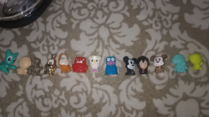 Lote com 13 miniaturas: gogos, gogos disney e Kinder 