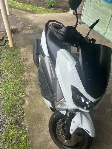 Vendo moto Nmax, moto top de garagem. 16500 à vista