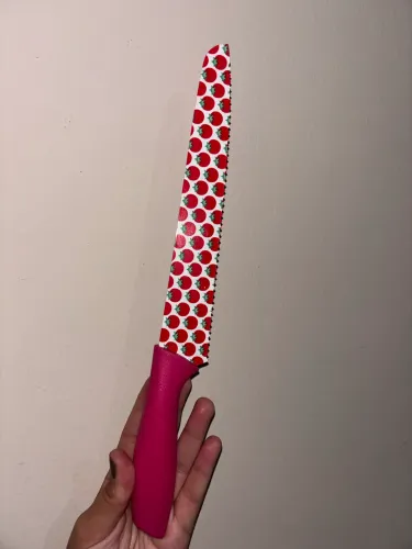 Faca de pão rosa com estampa delicada de tomates