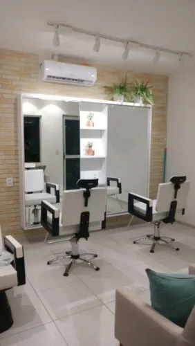 ARMÁRIO COM ESPELHO PARA SALÃO DE BELEZA OU STUDIO (armário e estoque)