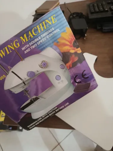 Mini máquina de costura