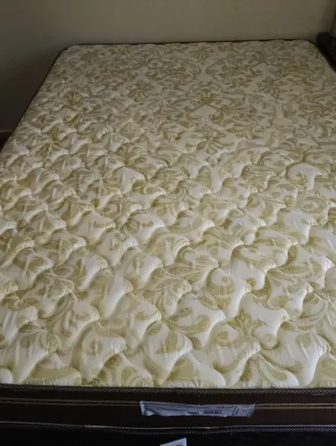 Cama casal com colchão e Box nova. Motivo da venda: mudança de cidade