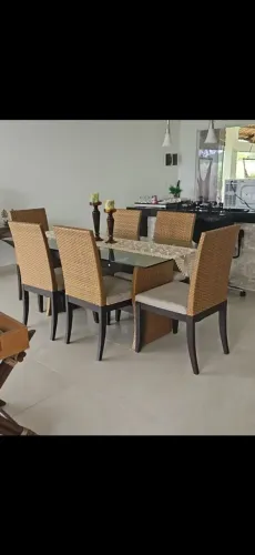 Vende-se uma mesa de jantar com 6 cadeiras.