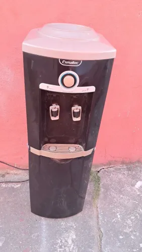 Bebedouro em ótimo estado de uso