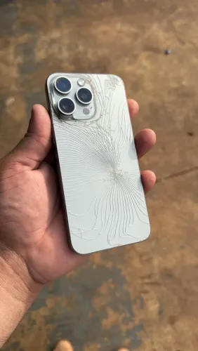 iPhone 15 pro Max 256 gigas trincado